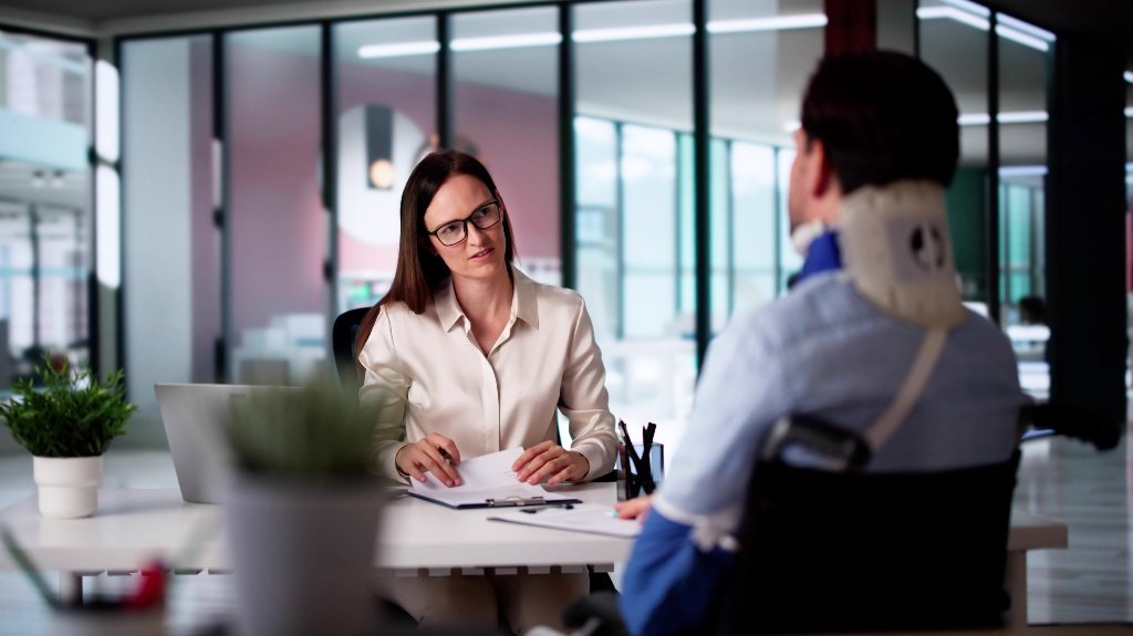 Suing a government entity for personal injury in Illinois explained Attorney discussing an Illinois government personal injury claim with an injured client.