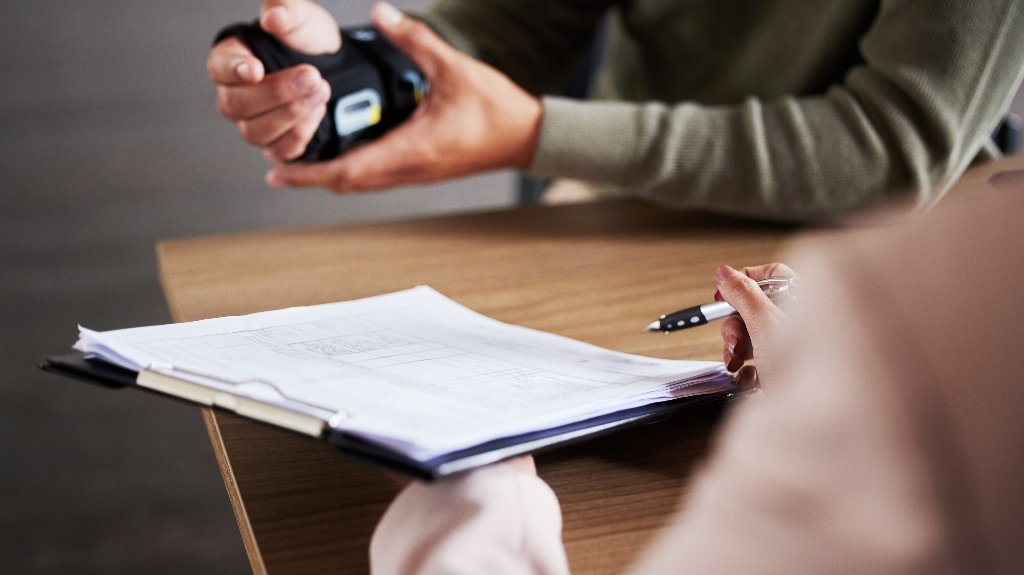 Illinois Personal Injury Lawyer Consulting Client With Hand Injury