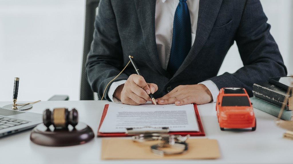 Illinois law governing car accidents involving pedestrians explained