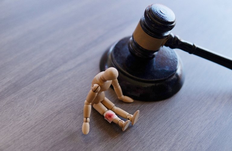 personal injury lawyer discussing case during free consultation